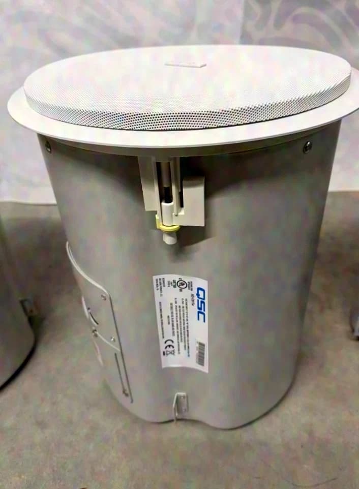 QSC AD-C81T w built-in subwoofer