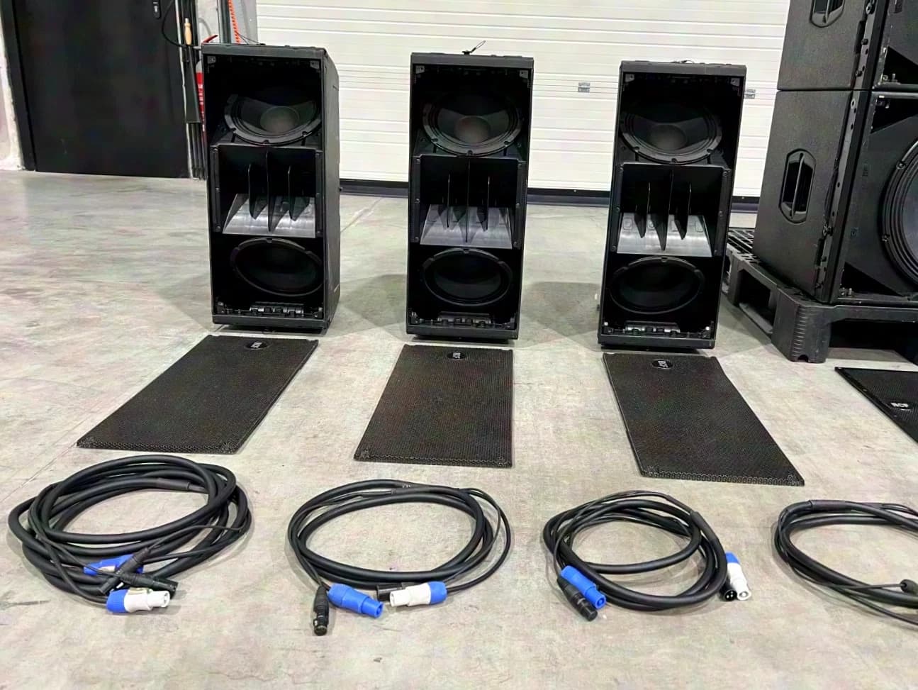 RCF Powered: 6x HDL 20-A line array + 2x HDL 18-AS sub
