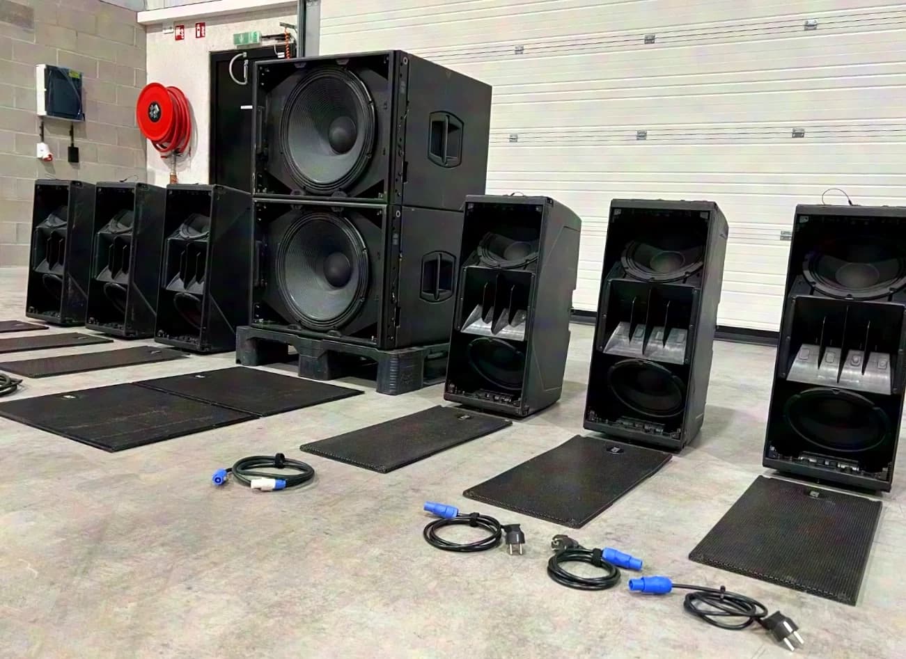 RCF Powered: 6x HDL 20-A line array + 2x HDL 18-AS sub