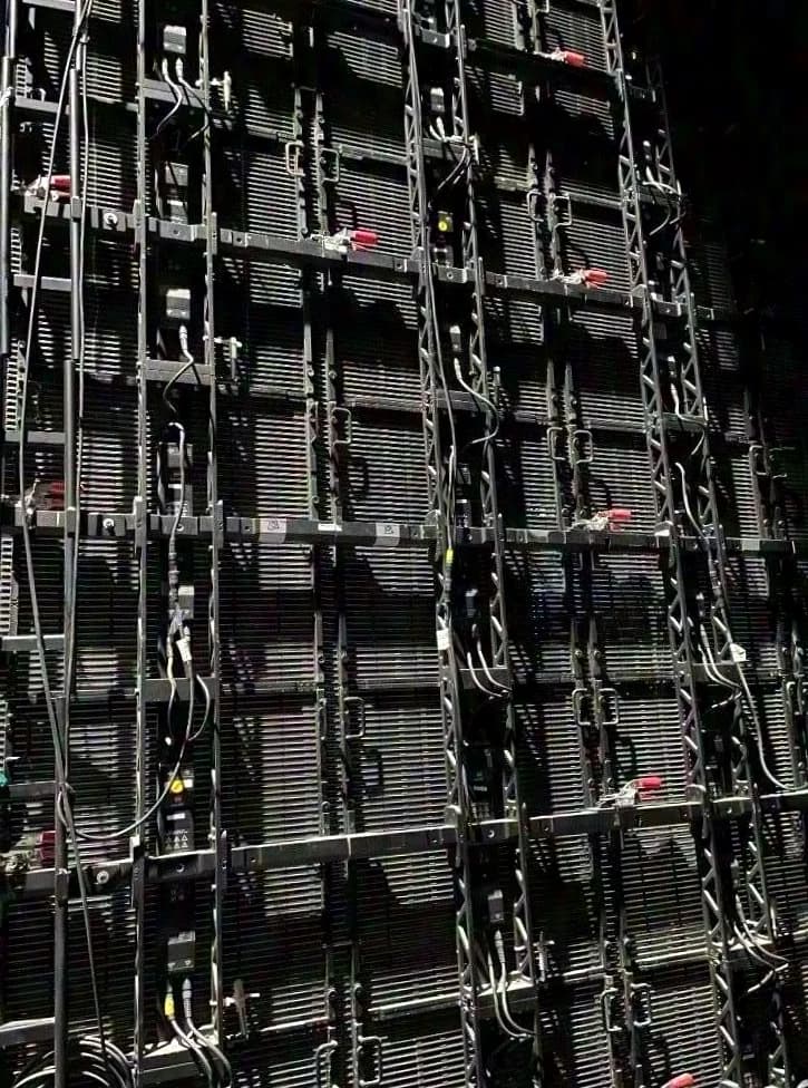 ROE LINX-12F Outdoor LED Wall with Processors and Accessories