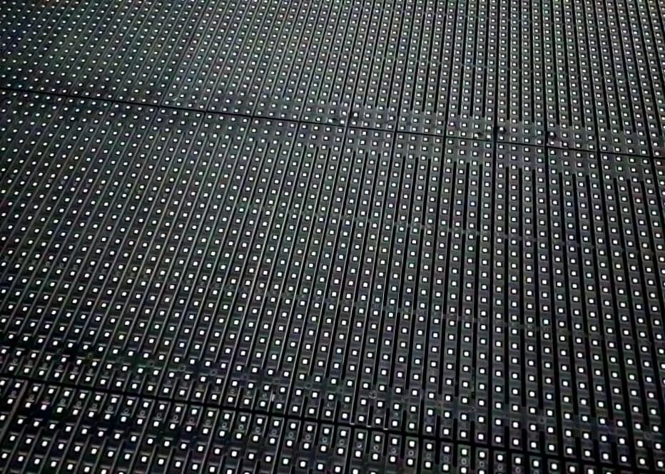 ROE LINX-12F Outdoor LED Wall with Processors and Accessories