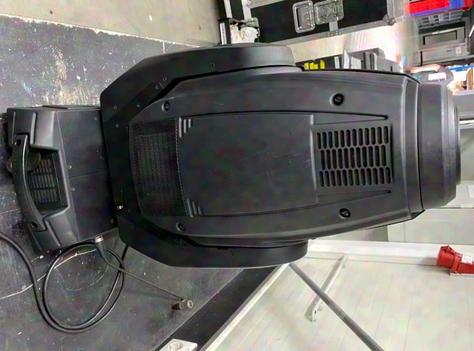 Robe Robin MMX Spot (Moving Light 1200 W Equivalent) incl. Case and Assortment of Spare Parts