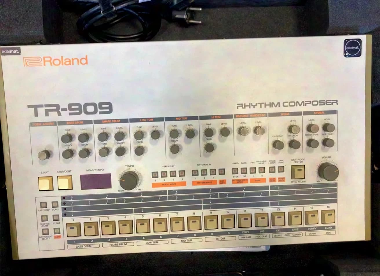 Roland TR-909 Drum machine + Case