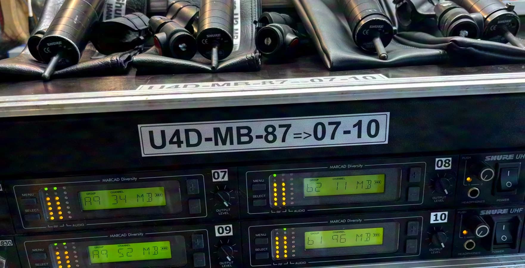 SHURE 1x U4D-MB Receiver 2x U1-MB BodyPack 2x U2-MB Handheld Transmitter 2x RPW-120 Beta 87 - MB 800-830 MHz