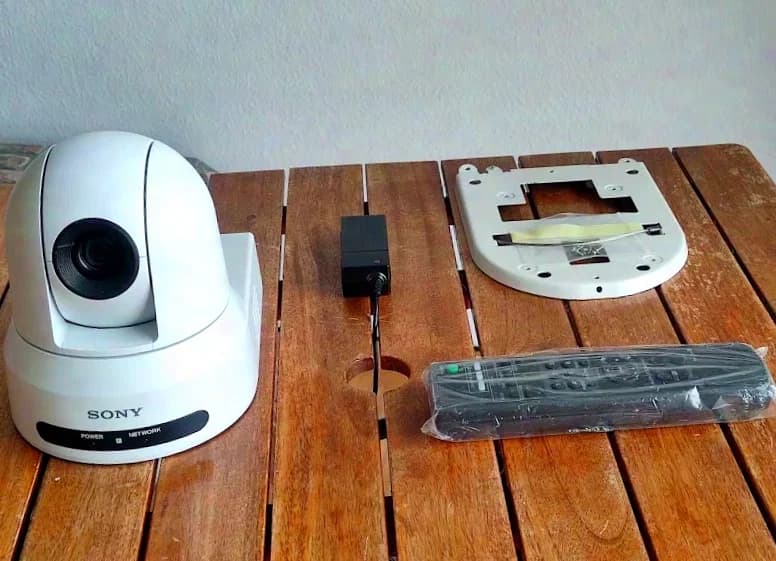 SONY SRG X120 IP 4K LIVE STREAMING TV Pan Tilt Zoom 3G-SDI Camera + RM IP10 Console