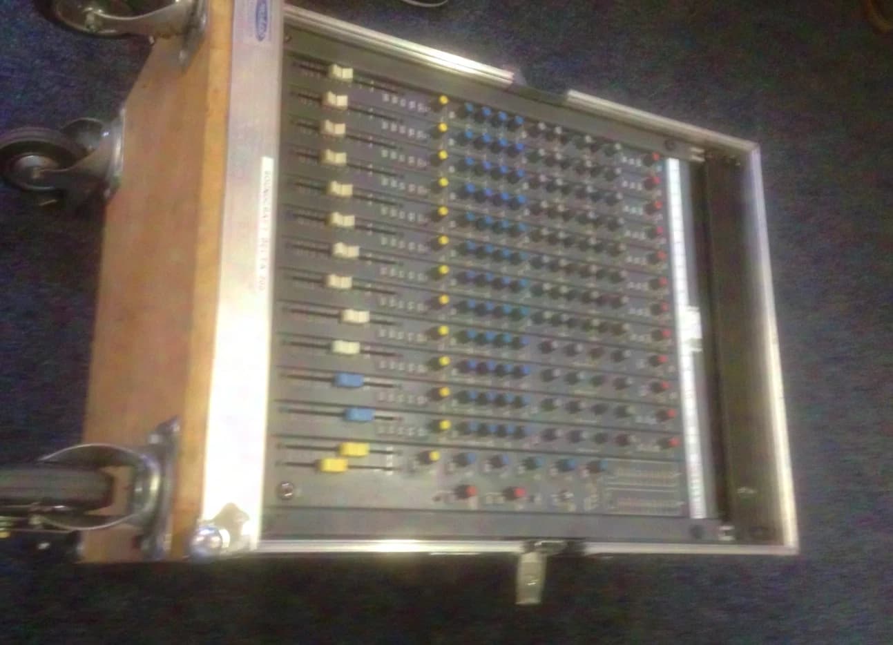 SOUNDCRAFT Delta 200 mixing console 16ch
