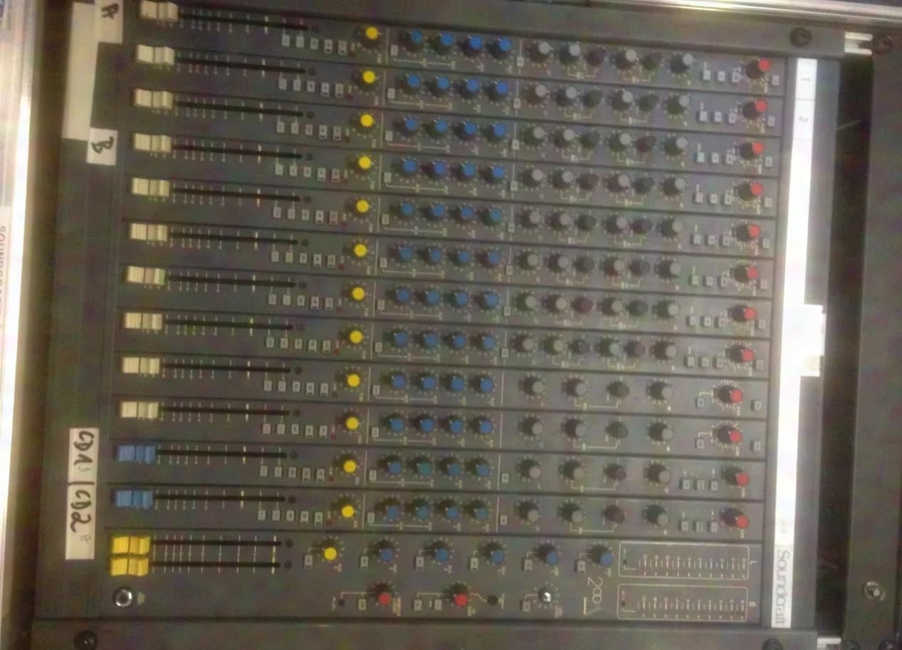SOUNDCRAFT Delta 200 mixing console 16ch