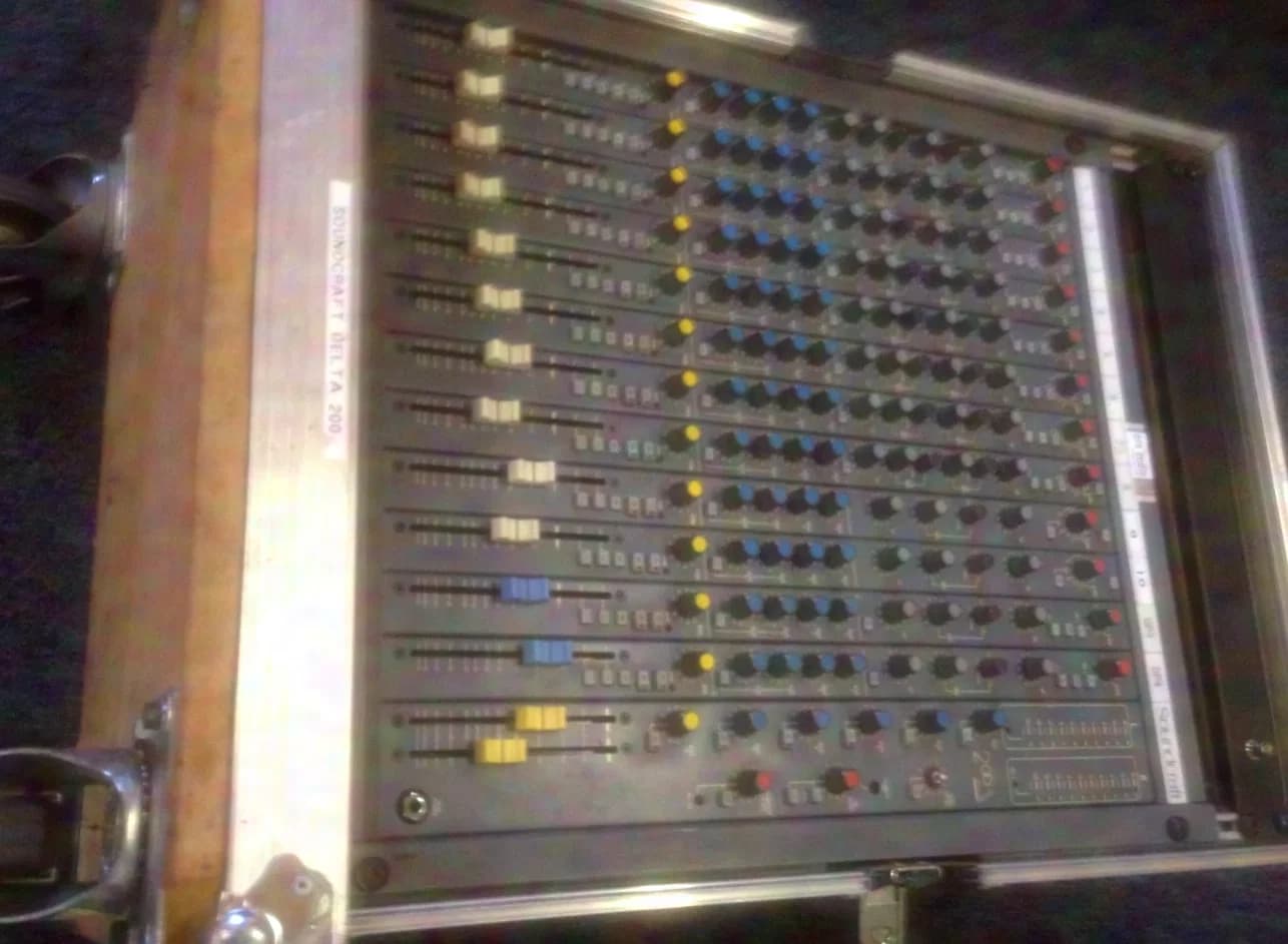 SOUNDCRAFT Delta 200 mixing console 16ch