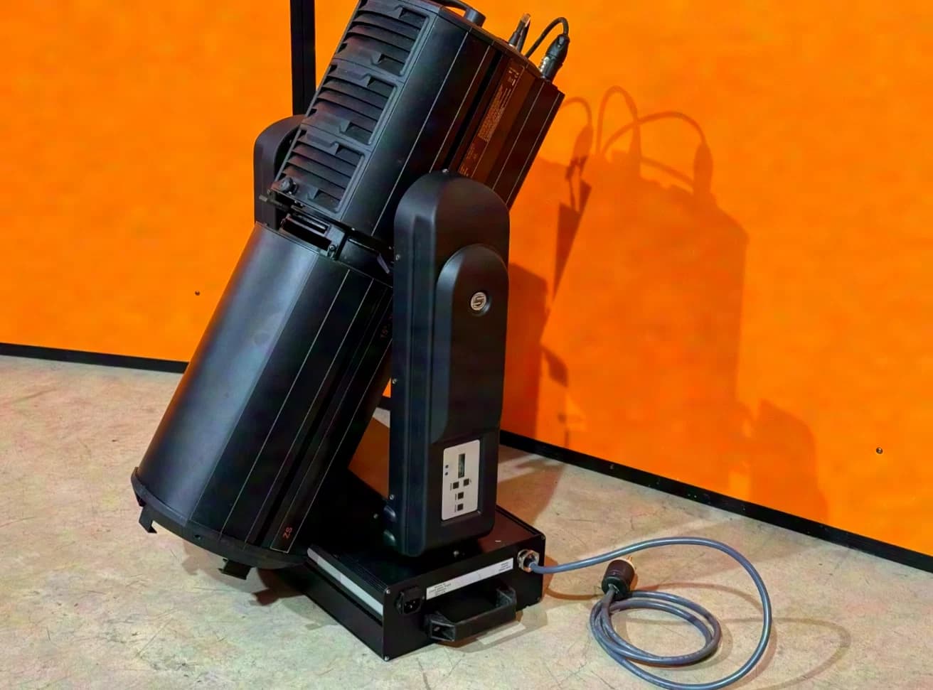 SPOTLIGHT Hyperion PR LED 300 RGBACL mit ARC Stage 2 Plus LED Profilscheinwerfer 15°-30° mit motorisiertem Bügel