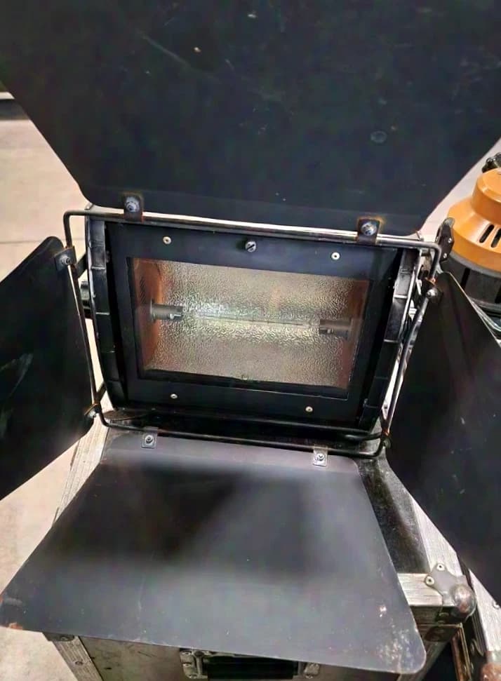 S-TEC 1kW asymmetrical floodlight with barn doors + burner