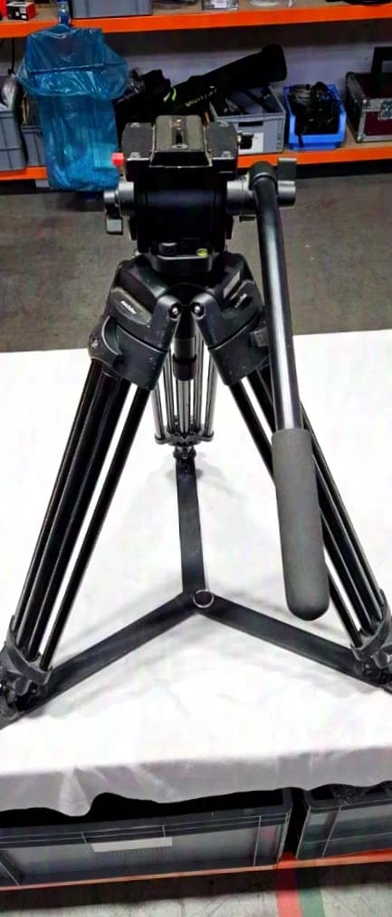 Sachtler / Vinten tripod with head
