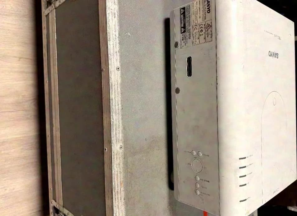 Sanyo PLC-XP-100L including 2 lenses