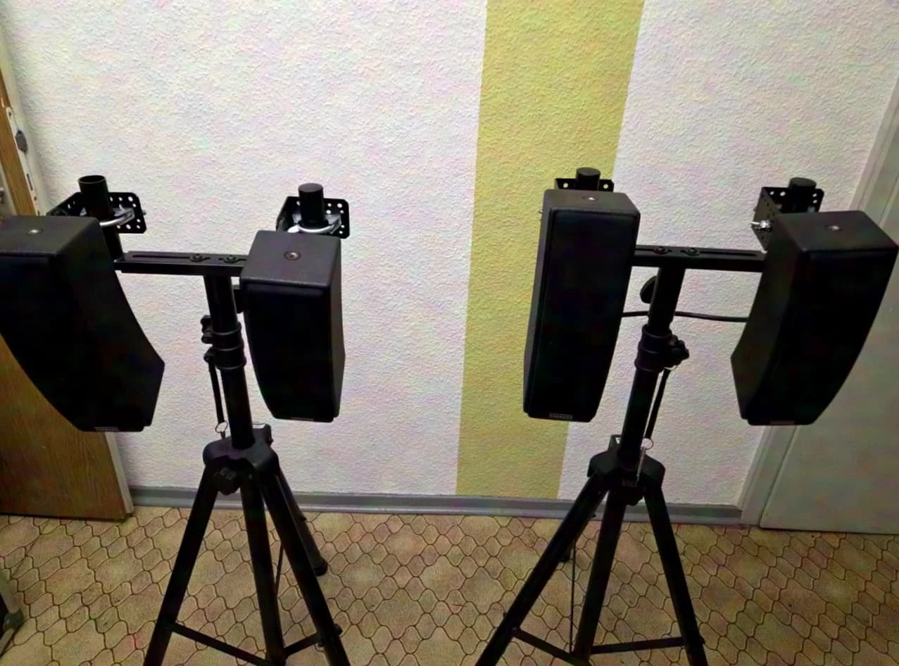Seeburg 4x Acoustic Line L4c line arrays incl. tripod mounts