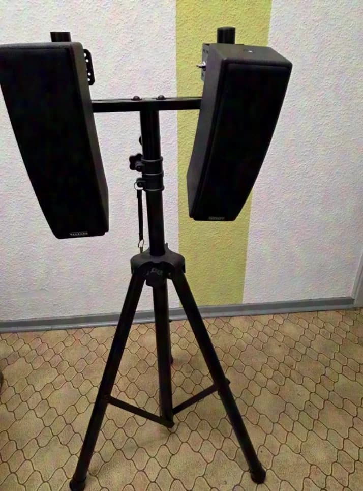 Seeburg 4x Acoustic Line L4c line arrays incl. tripod mounts