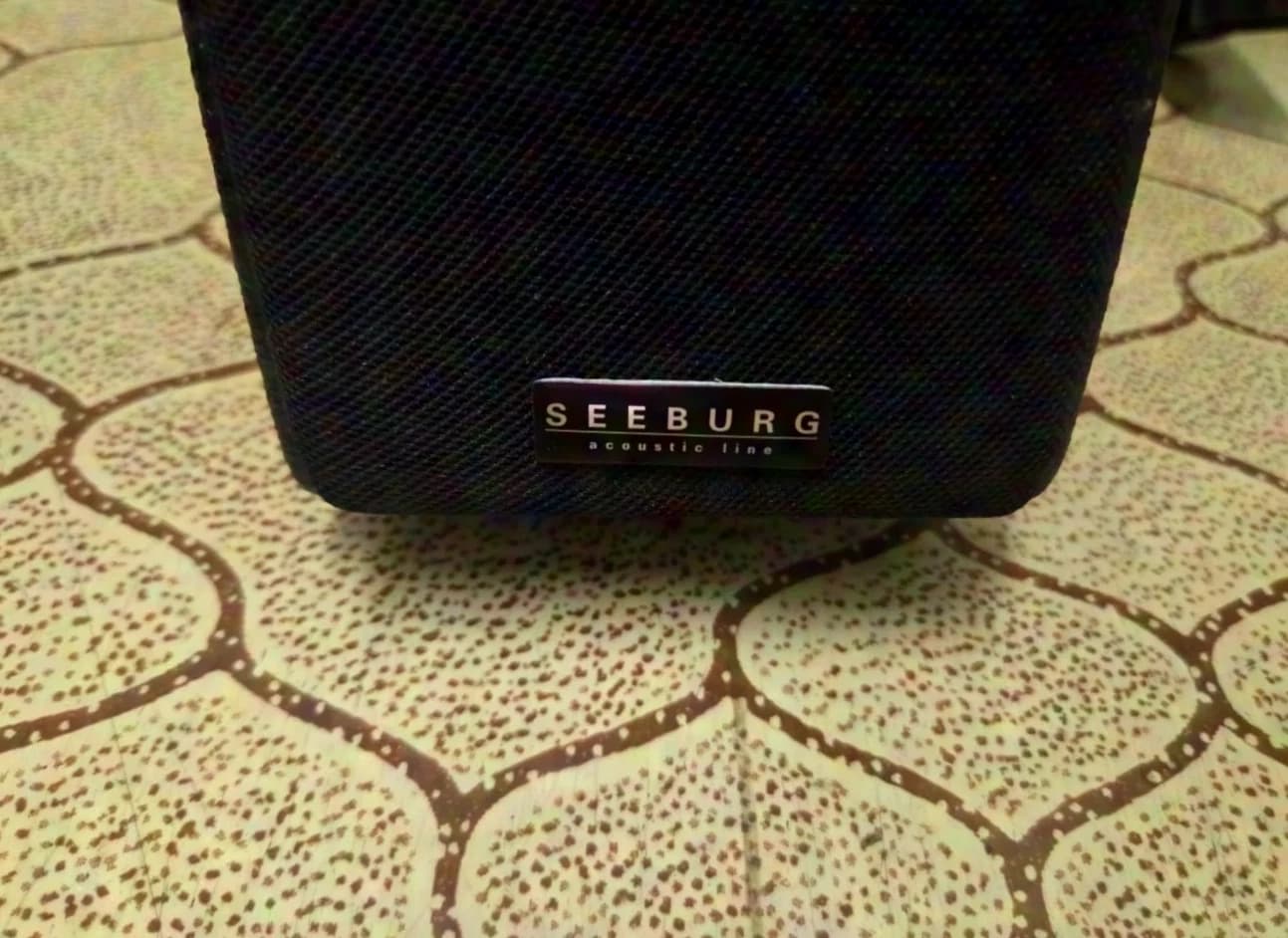Seeburg 4x Acoustic Line L4c line arrays incl. tripod mounts