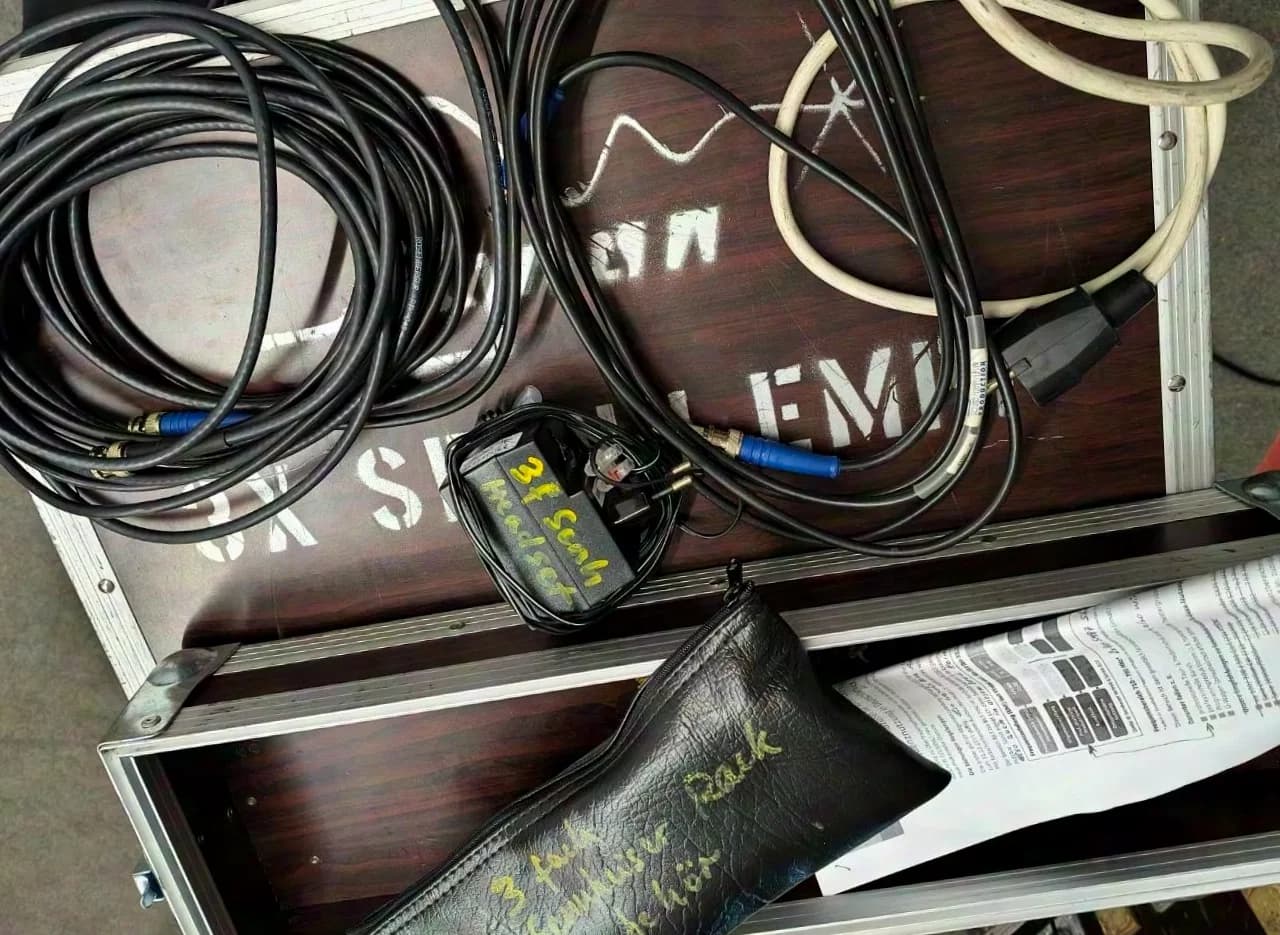 Sennheiser 3-way wireless rack with headphone splitter