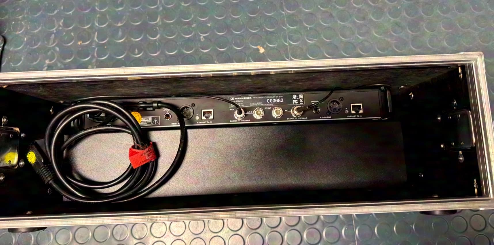 Sennheiser EM 2050 set with 2x SK 2000, 2x SKM 2000 with MMD935 + 3HE case with 2HE compartment
