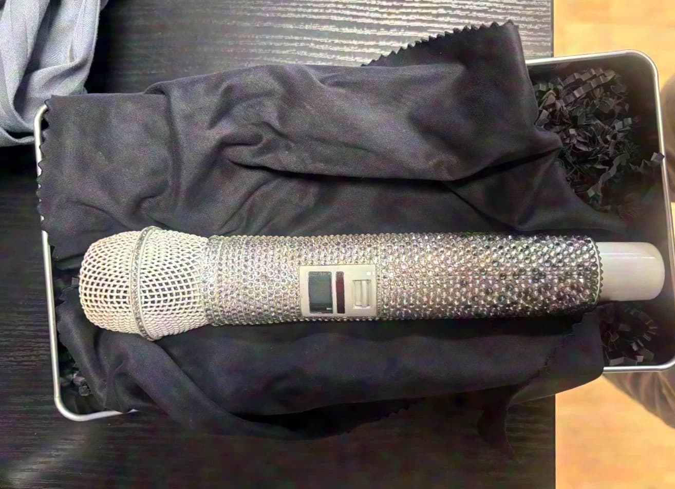 Shure 2x ULXD4D with 5x ULXD2 handheld transmitters (1x silver-finished)
