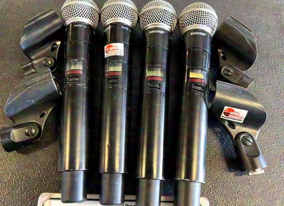 Shure 2x ULXD4D with 5x ULXD2 handheld transmitters (1x silver-finished)