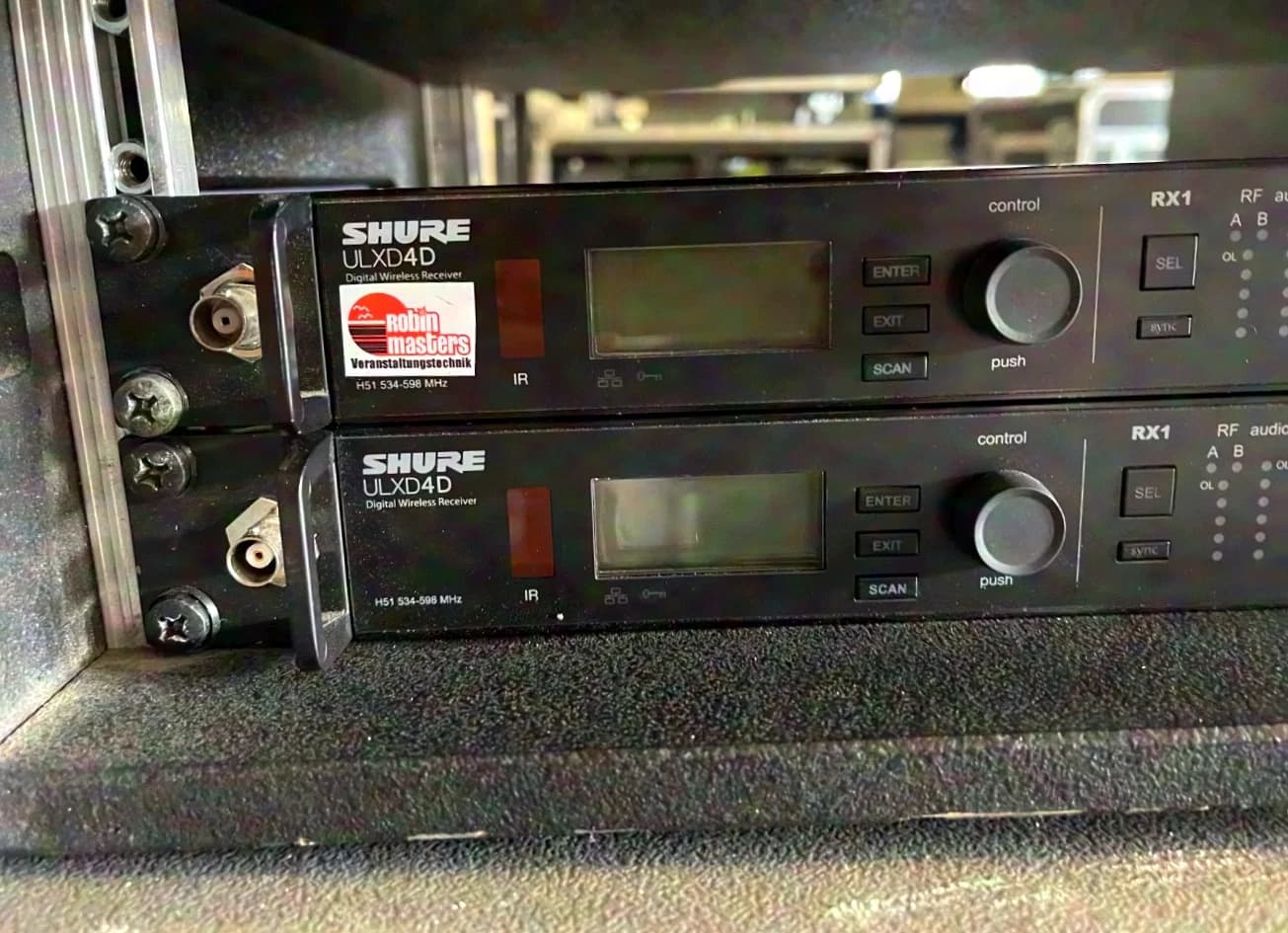 Shure 2x ULXD4D with 5x ULXD2 handheld transmitters (1x silver-finished)