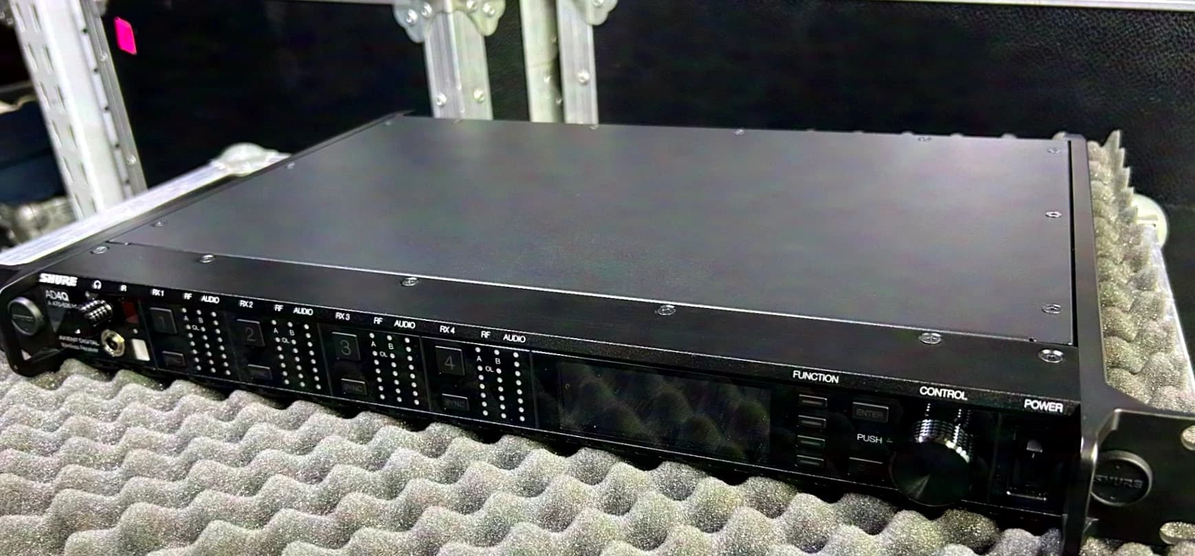 Shure Axient Digital HH package (1xAD4Q-A, 4xAD2/B58, 8xSB900, 1xSBRC with 4xSBC-AX)