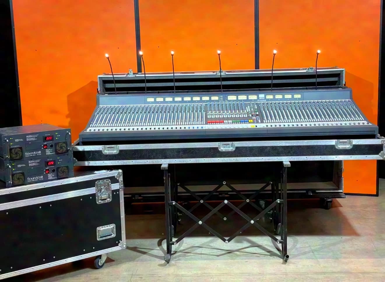 Soundcraft Series FIVE - 52 Ch. analog mixing console