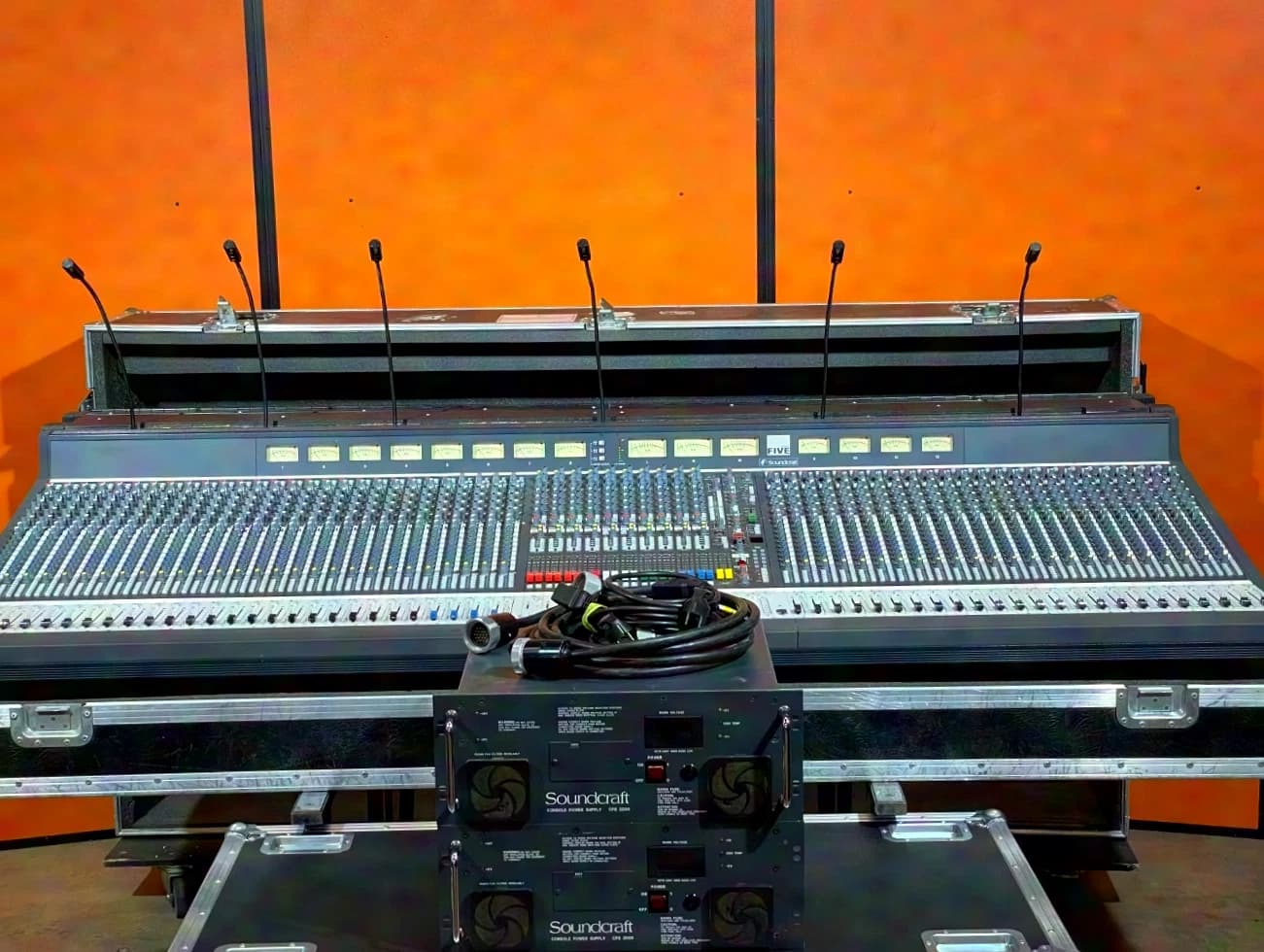 Soundcraft Series FIVE - 52 Ch. analog mixing console