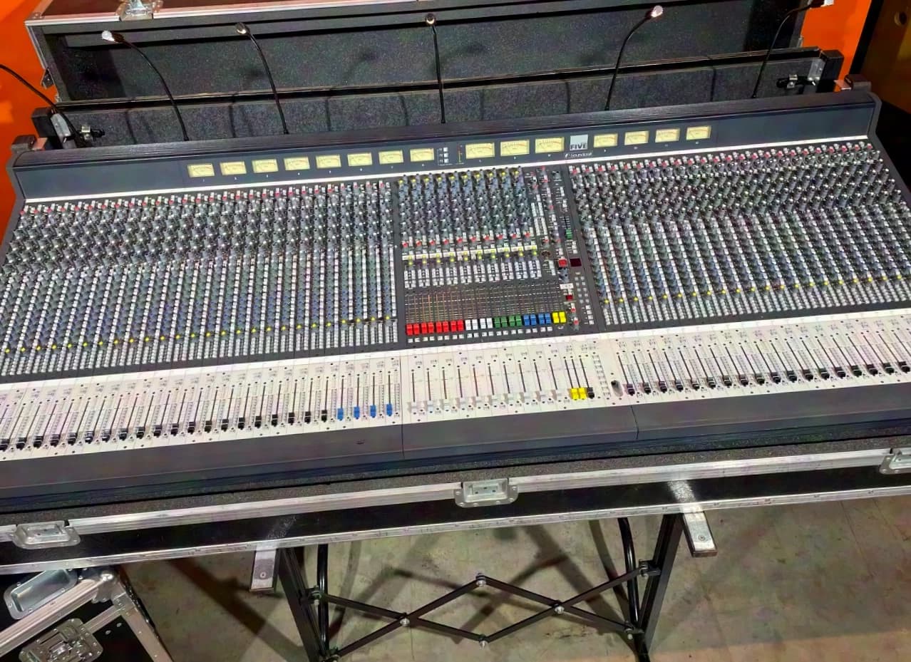 Soundcraft Series FIVE - 52 Ch. analog mixing console