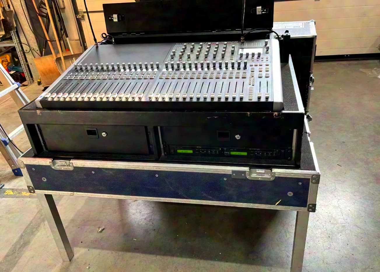 Soundcraft Si Performer 3 mixing console and Si Mini Stagebox 32 32 + 8 digital mixing console, stagebox, UPS, CD player, case