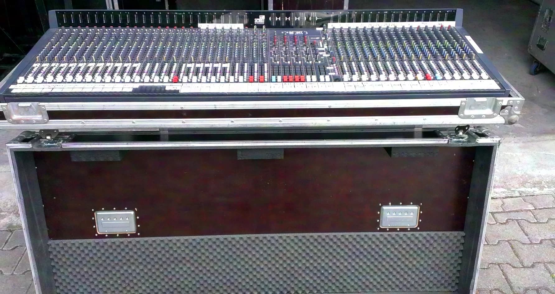Soundcraft Spirit Live 8 mixing console 40/8/2 incl. Case