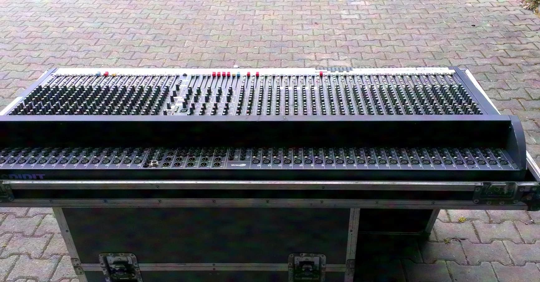 Soundcraft Spirit Live 8 mixing console 40/8/2 incl. Case