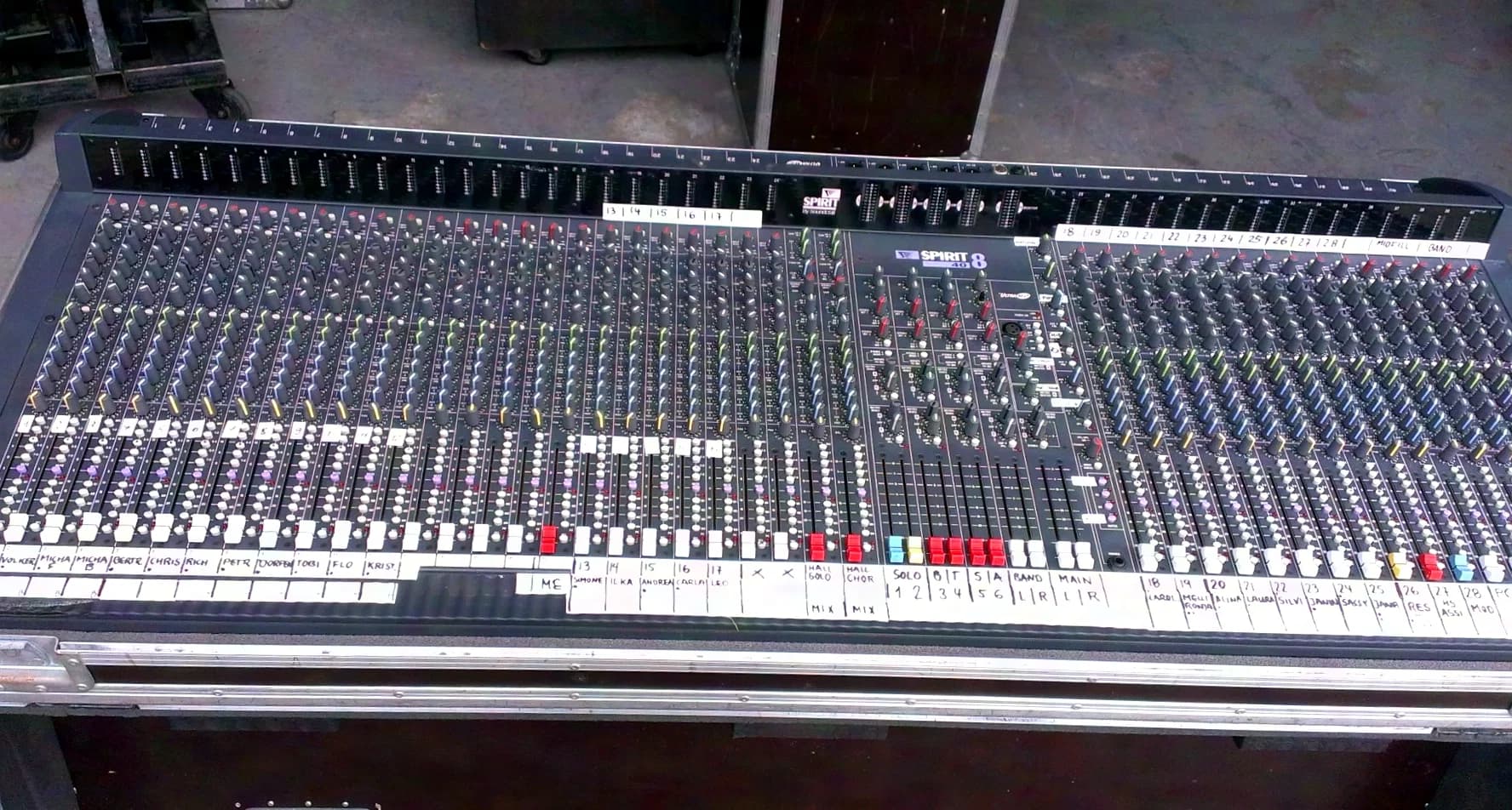 Soundcraft Spirit Live 8 mixing console 40/8/2 incl. Case