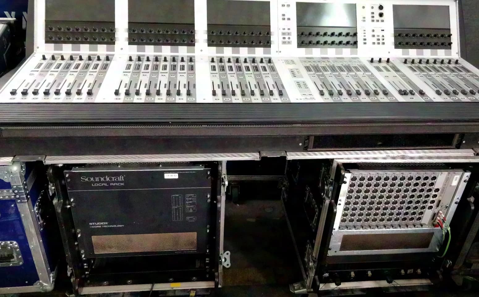 Soundcraft VI600 SET incl. Localrack and Stagerack