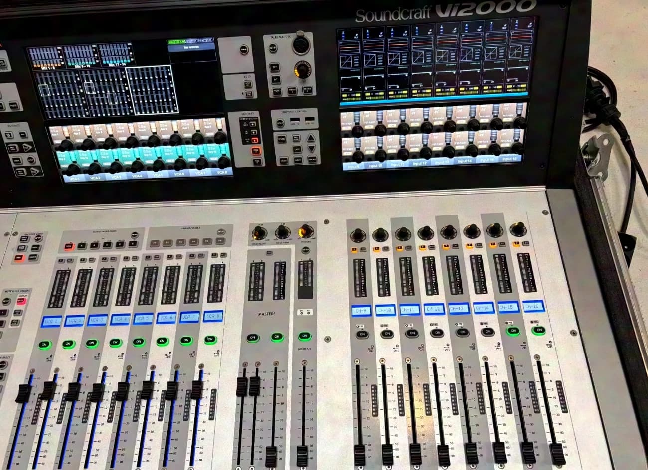 Soundcraft VI 2000