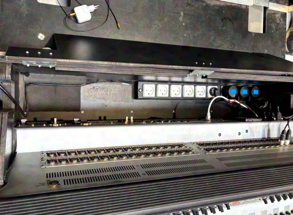 Soundcraft VI 2000