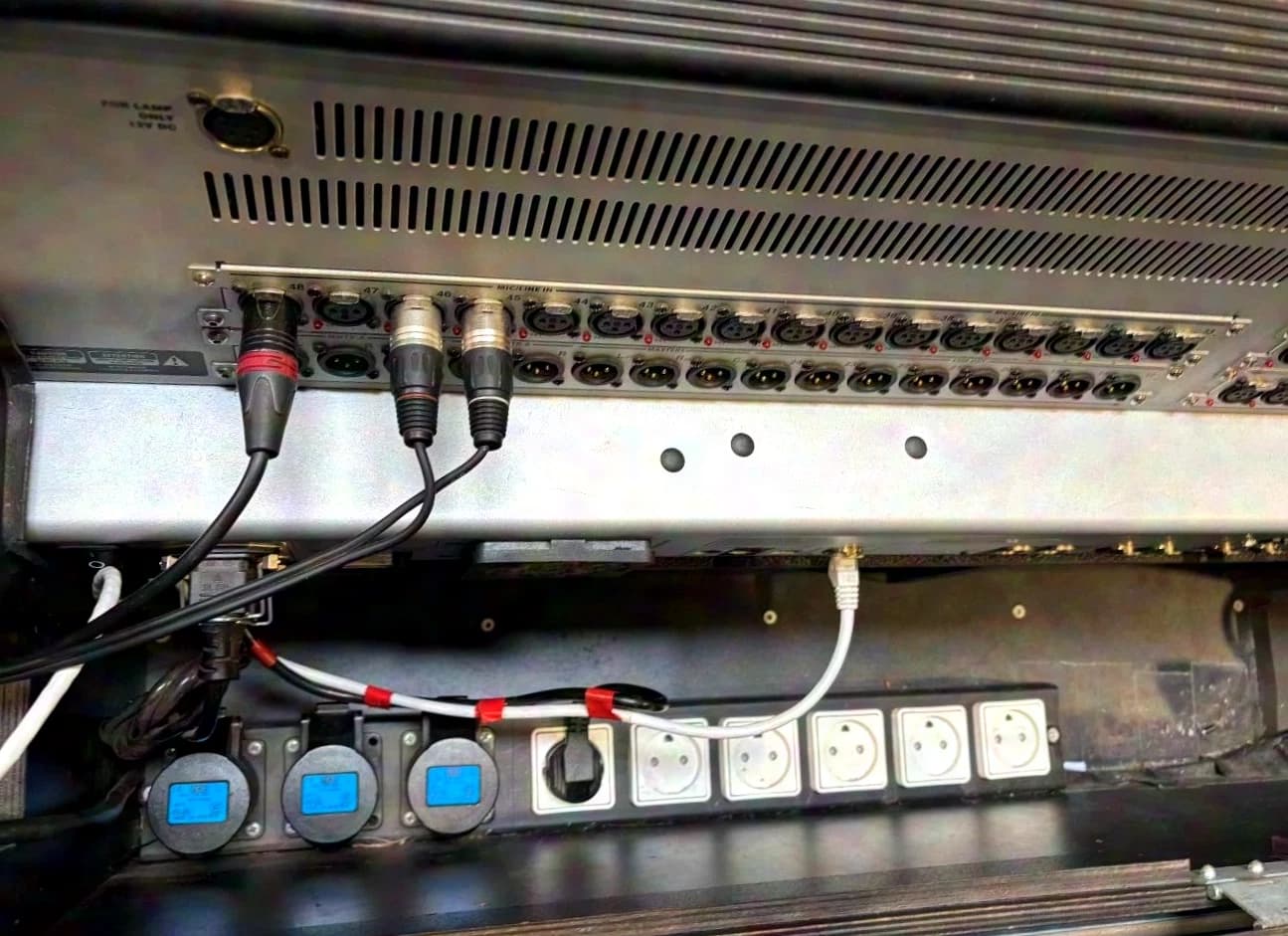 Soundcraft VI 2000