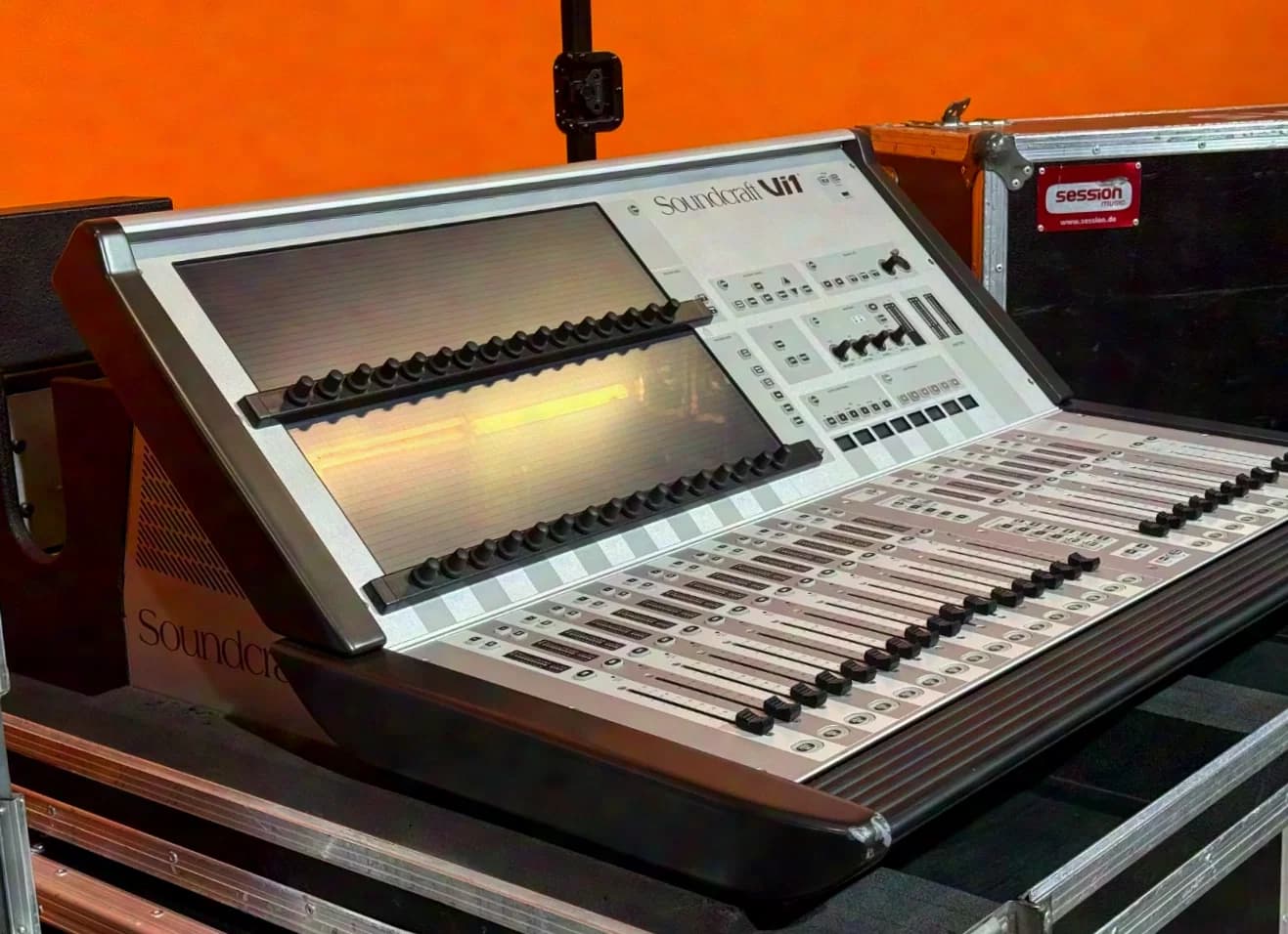 Soundcraft Vi1 Complete Set incl. Compact Stagebox with MADI cards & 2x 80m fiber optic digital audio mixing console incl. case