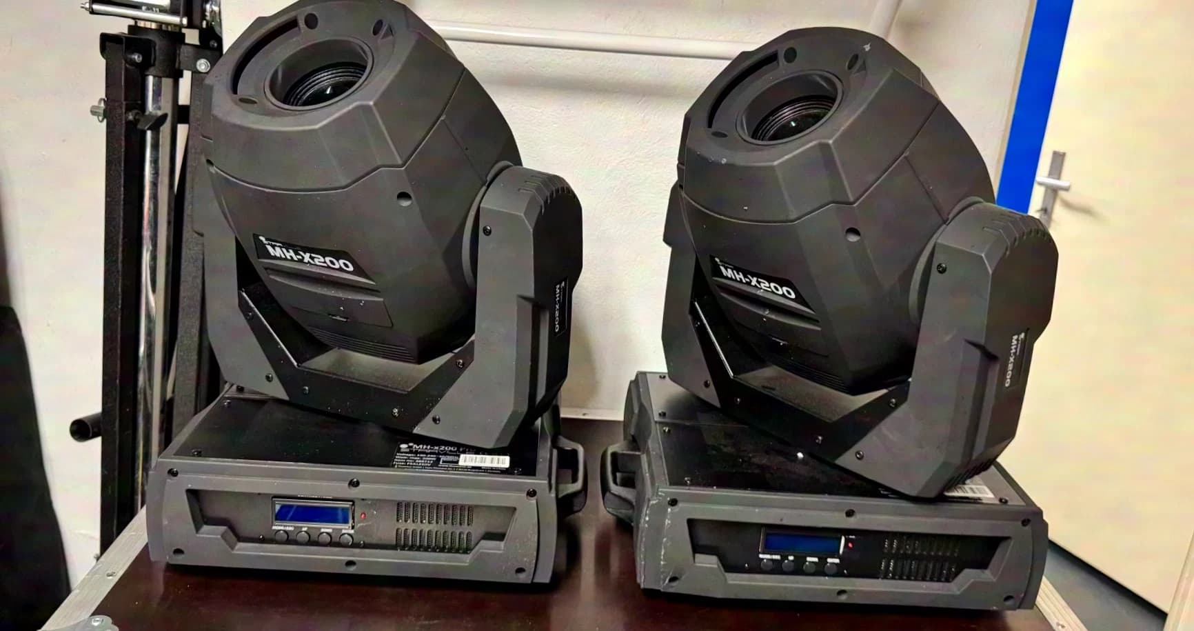 Stairville MH-X200 Moving Head (set of 2 incl. case and accessories)