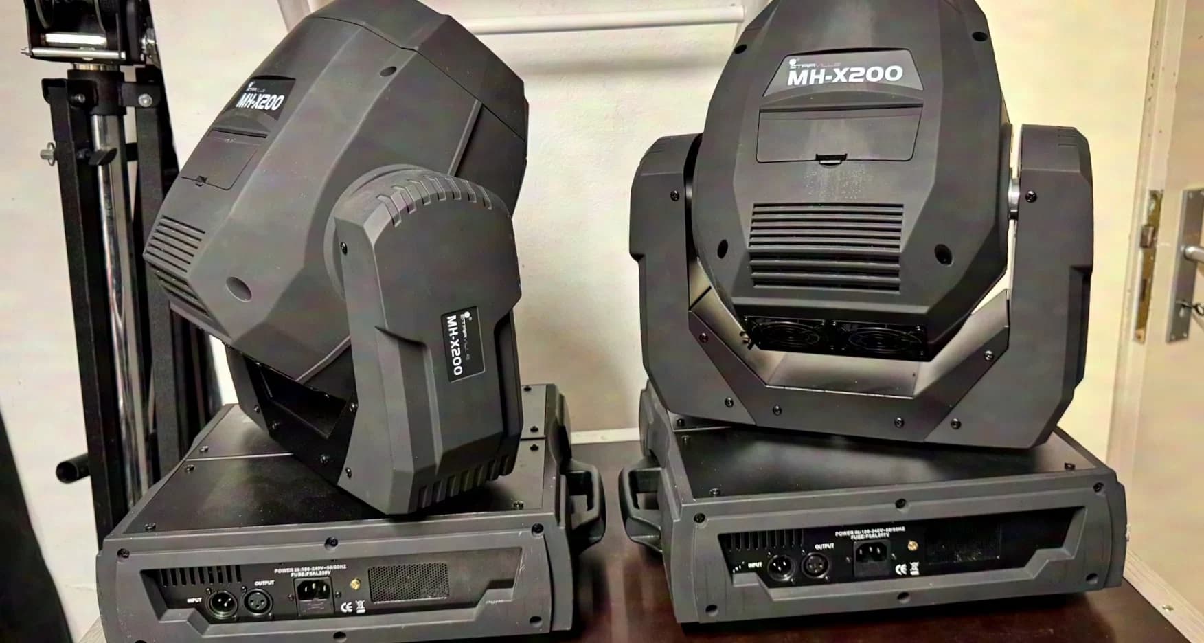 Stairville MH-X200 Moving Head (set of 2 incl. case and accessories)