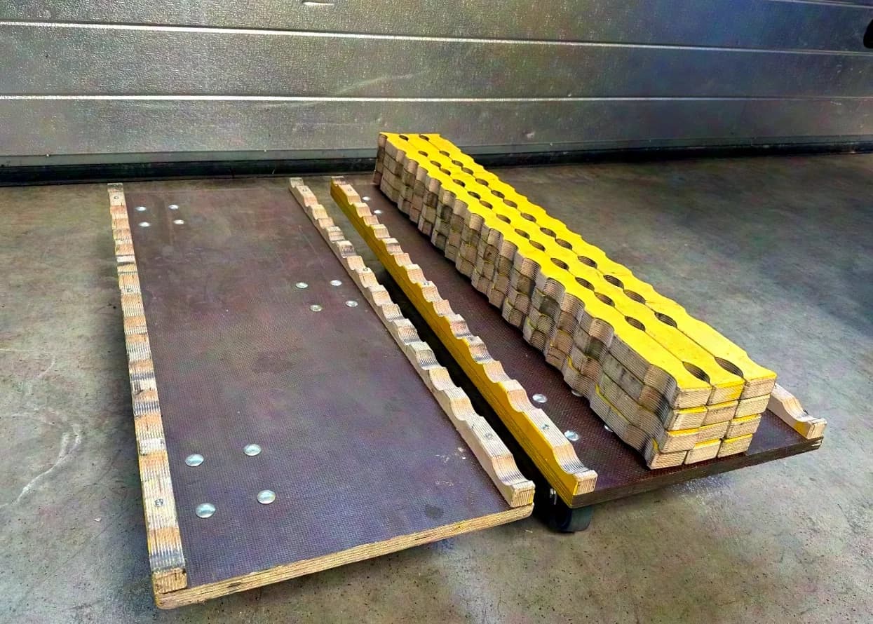 Stapelfix, dolly boards for triangular trusses with stacking strips
