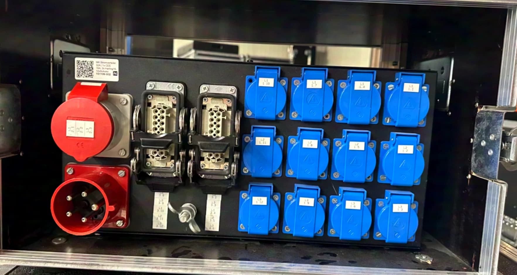 Power distributor 32A | 1x CEE 16A, 2x Harting16, 12xSchuko