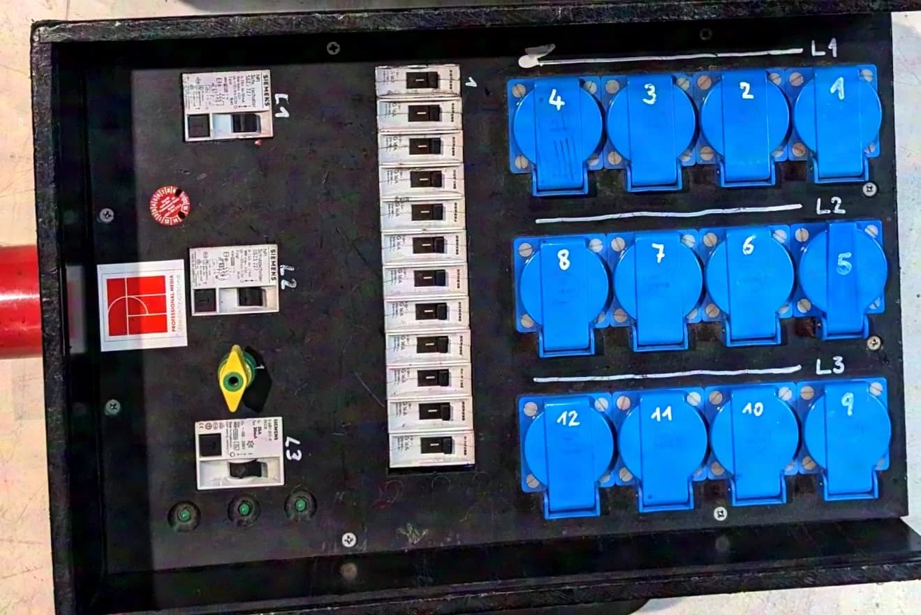 Power distributor case distributor 32A CEE > 12x 230V Schuko, individual circuit breaker protection, 3x RCD Siemens