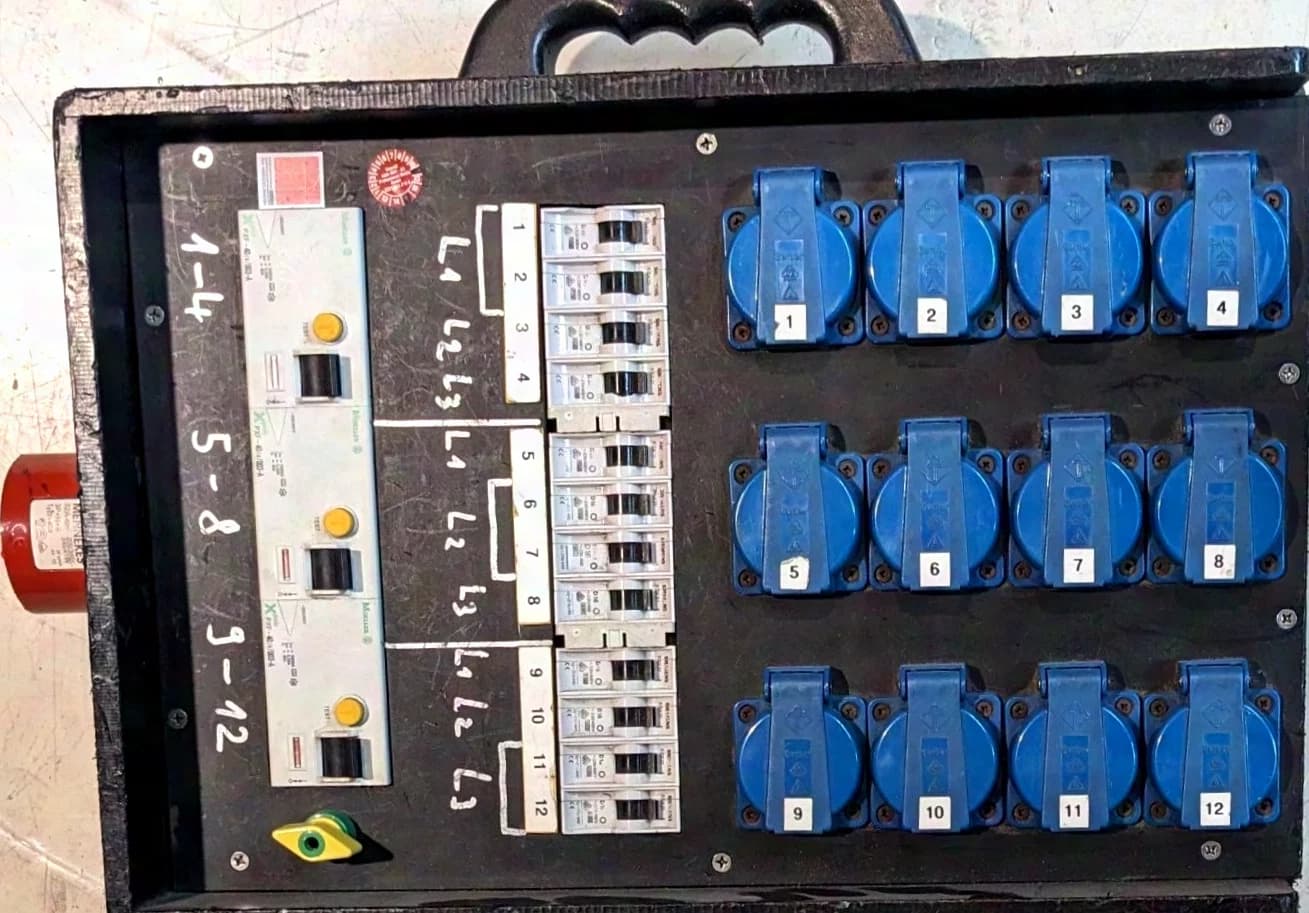 Power distributor, case distributor, distribution board 32A CEE > 12x 230V Schuko, individual protection – C16 breaker, 3x RCD Moeller