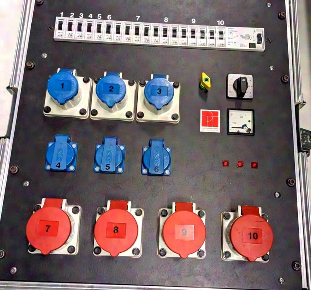 Power distributor in Flightcase 32ACEE > 4x16A CEE + 3x16A blue + 3x Schuko + FC + circuit breakers