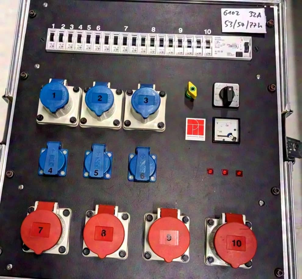 Power distributor in Flightcase 32ACEE > 4x16A CEE + 3x16A blue + 3x Schuko + FC + circuit breakers