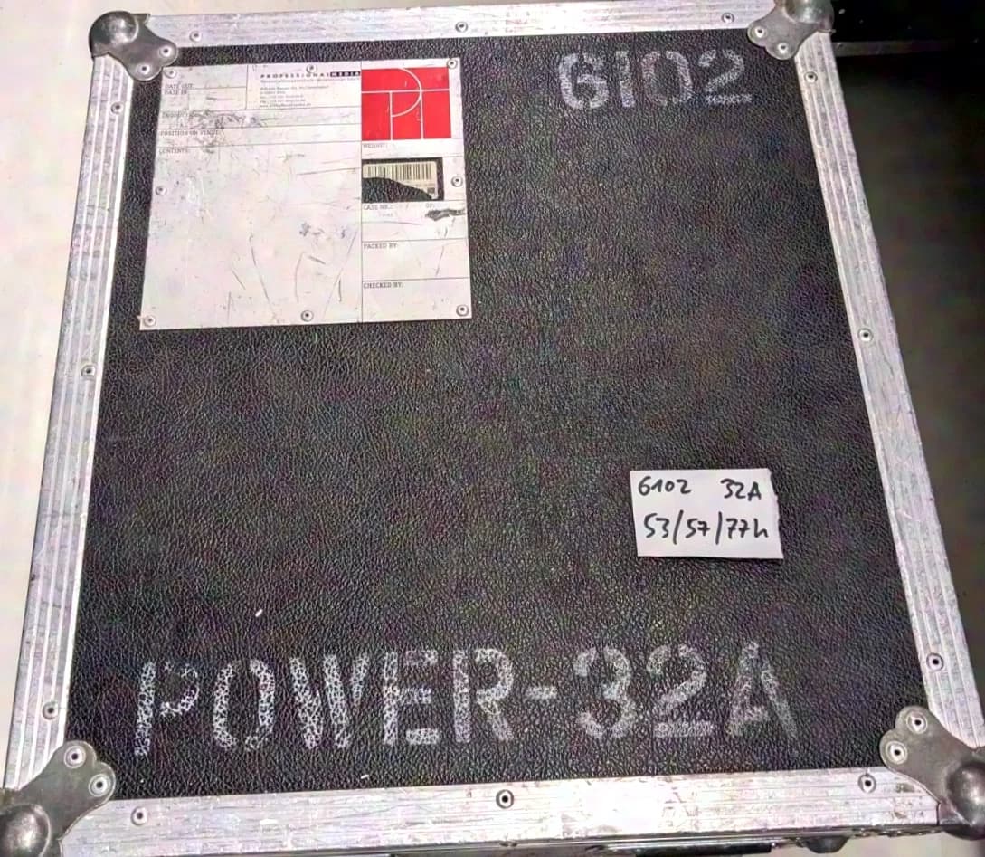 Power distributor in Flightcase 32ACEE > 4x16A CEE + 3x16A blue + 3x Schuko + FC + circuit breakers
