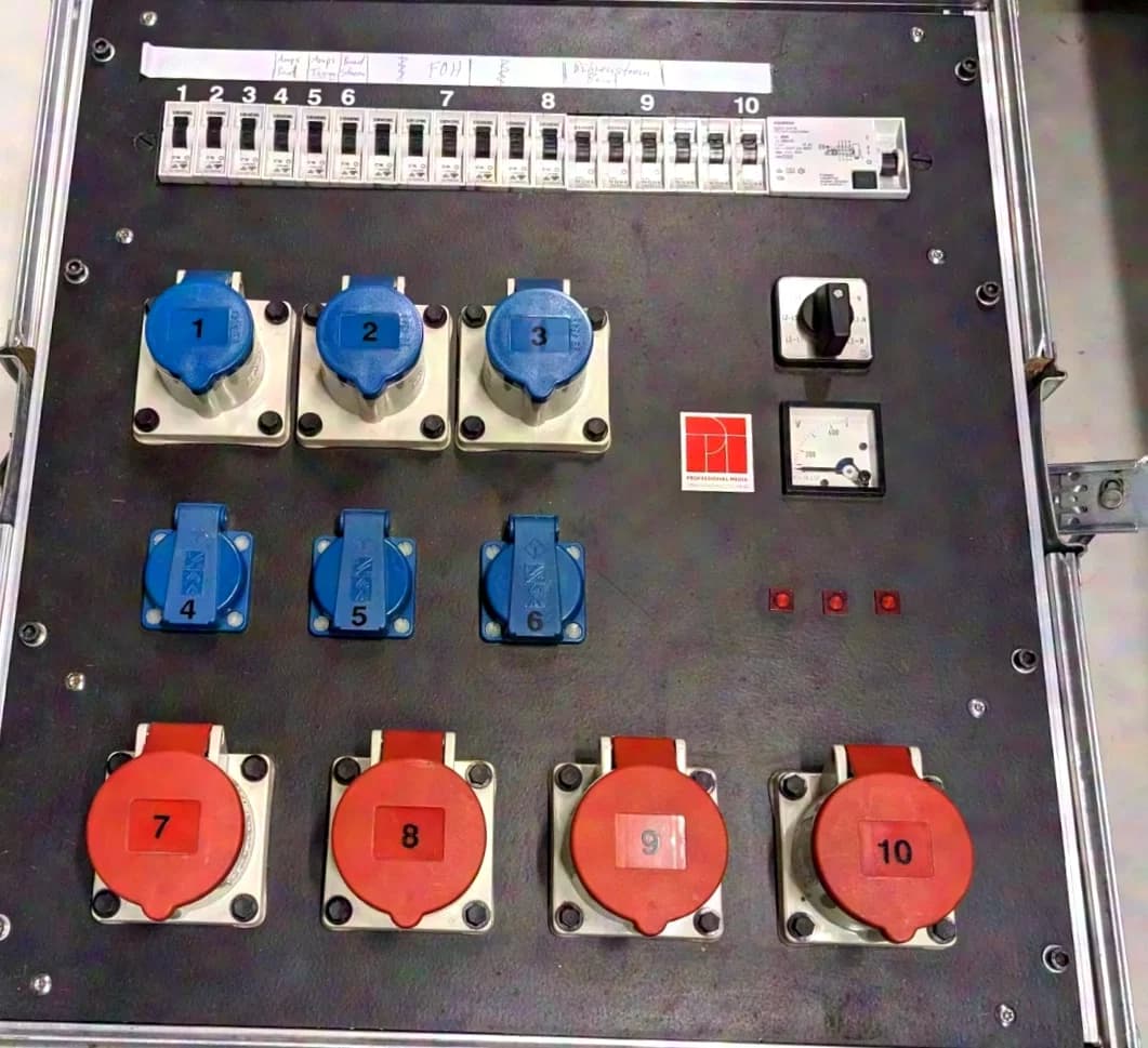 Power distributor in flight case 32ACEE > 4x16A CEE + 3x16A blue + 3x Schuko, circuit breakers
