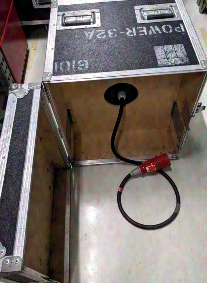 Power distributor in flight case 32ACEE > 4x16A CEE + 3x16A blue + 3x Schuko, circuit breakers