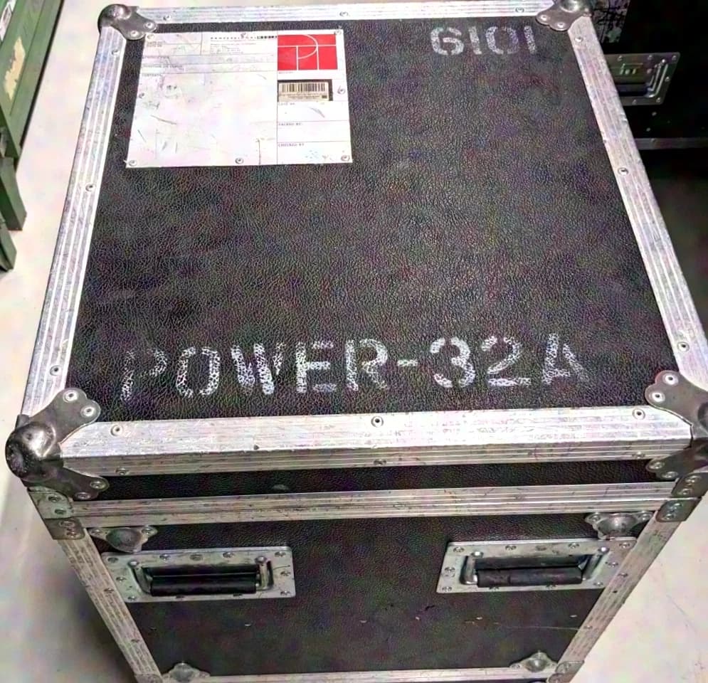 Power distributor in flight case 32ACEE > 4x16A CEE + 3x16A blue + 3x Schuko, circuit breakers