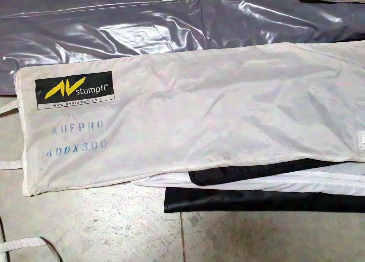 Stumpfl Vario 32 400x300 Front Projection Screen: Fabric + Screen Frame + Feet + 2 Bags